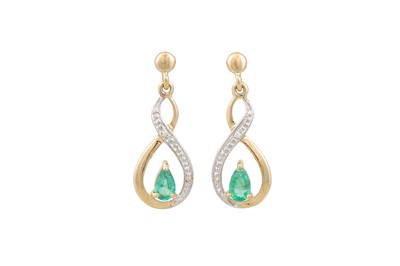 Lot 21 - A PAIR OF DIAMOND AND EMERALD DROP EARRINGS,...