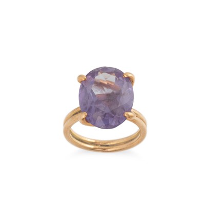 Lot 274 - A SYNTHETIC COLOUR CHANGE SAPPHIRE RING,...