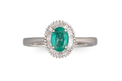 Lot 287 - AN EMERALD AND BAGUETTE DIAMOND CLUSTER RING,...