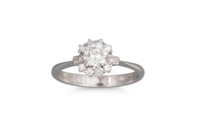 Lot 198 - A DIAMOND CLUSTER RING, set with brilliant cut...