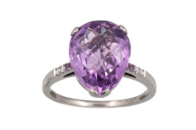 Lot 25 - AN AMETHYST RING, the pear shaped amethyst to...