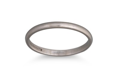 Lot 170 - A TIFFANY AND CO. PLATINUM BAND RING, 2.2 g,...