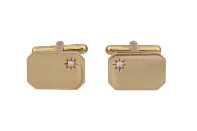 Lot 26 - A PAIR OF VINTAGE GOLD CUFF LINKS, each set...