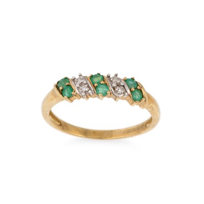 Lot 87 - AN EMERALD AND DIAMOND TWELVE STONE RING,...