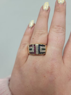 Lot 47 - A MULTI STONE CLUSTER RING, set with diamond,...