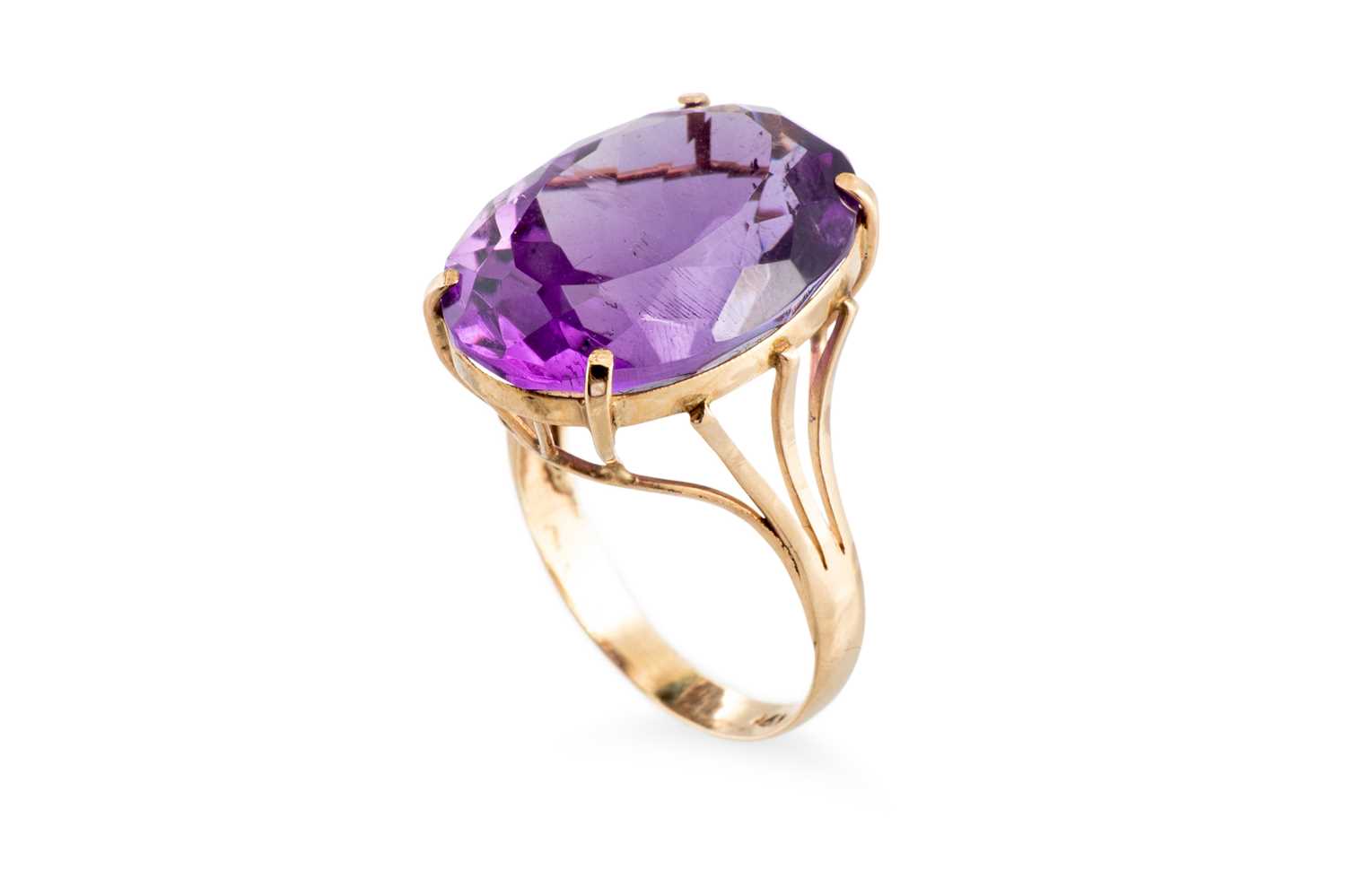 Lot 48 - AN AMETHYST DRESS RING, mounted in 9ct yellow...