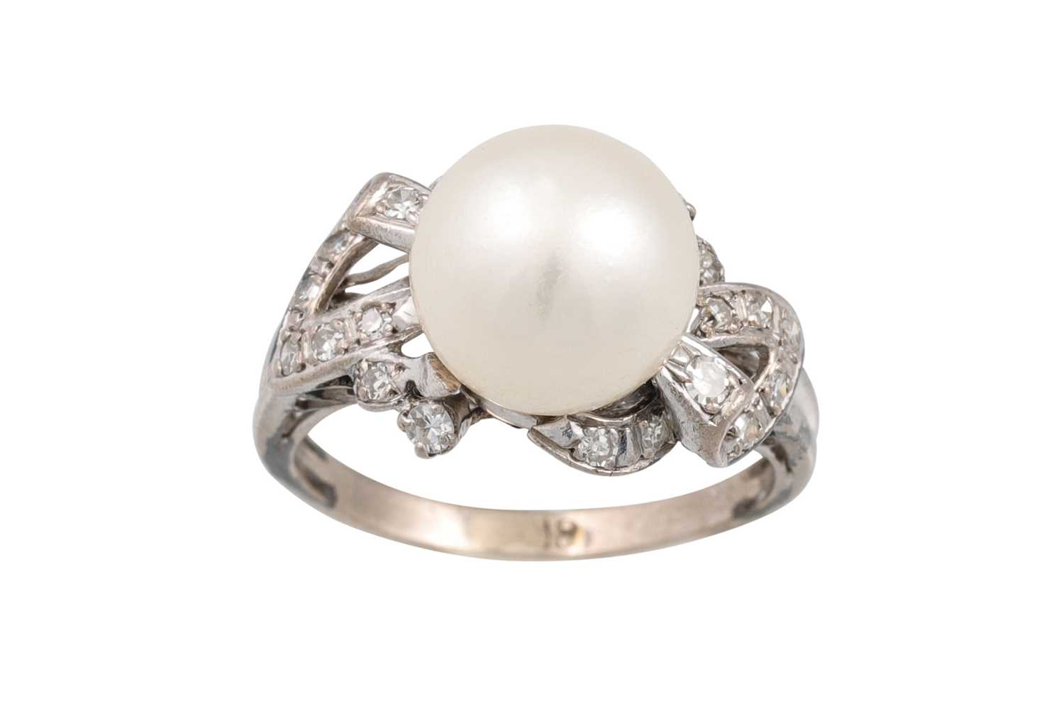 Lot 28 - A VINTAGE PEARL RING, shaped diamond shoulders,...