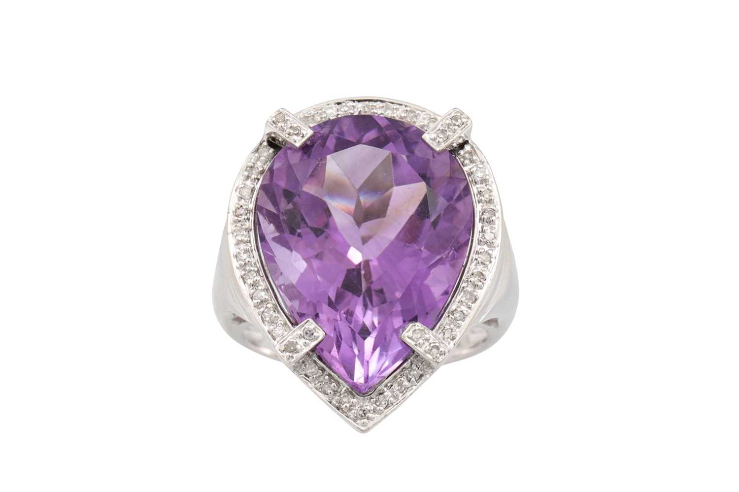 Lot 29 - A DIAMOND AND AMETHYST CLUSTER RING, the large...