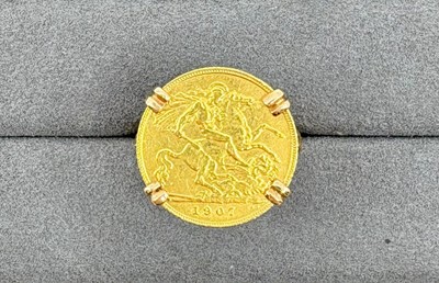 Lot 405 - A HALF GOLD SOVEREIGN, 1907, mounted in a 9ct...