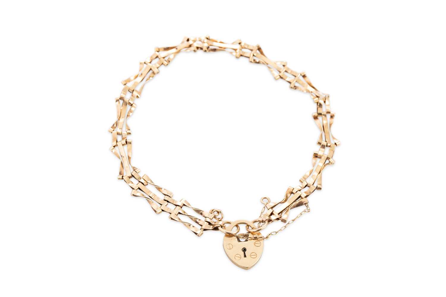 Lot 139 - A 9CT GOLD GATE BRACELET, and padlock, 3.2 g.