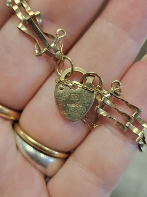 Lot 139 - A 9CT GOLD GATE BRACELET, and padlock, 3.2 g.