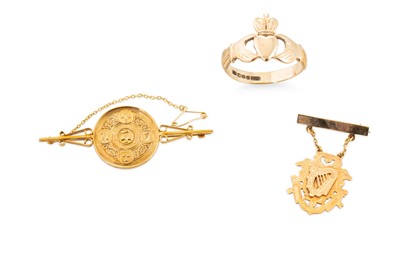 Lot 141 - GOLD ITEMS OF IRISH INTEREST, two 9ct gold...
