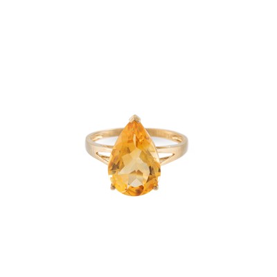 Lot 18 - A CITRINE SOLITAIRE RING, the pear shaped...