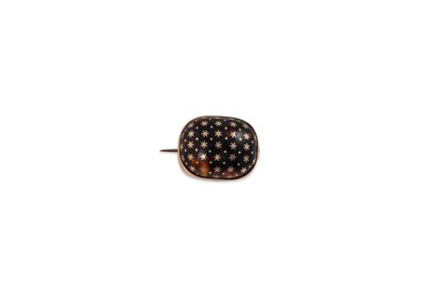 Lot 26 - AN ANTIQUE PIQUE AND TORTOISESHELL BROOCH,...