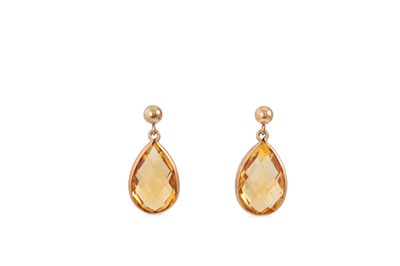 Lot 27 - A CITRINE DROP PENDANT, together with matching...
