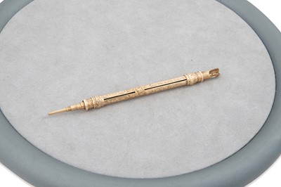 Lot 32 - AN ANTIQUE GOLD RETRACTABLE DUAL ENDED...
