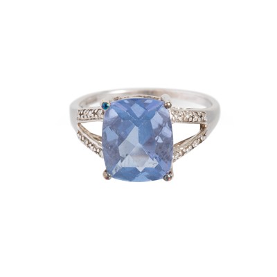 Lot 57 - A FLUORITE AND DIAMOND CLUSTER RING, mounted...