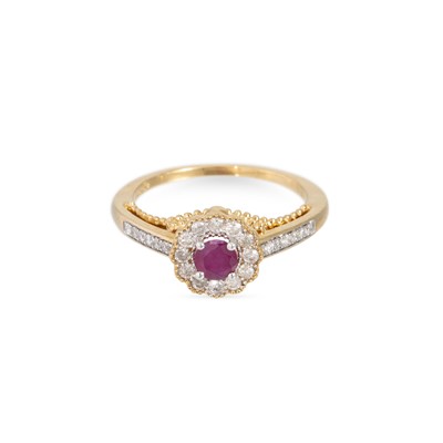 Lot 70 - A DIAMOND AND RUBY CLUSTER RING, the round...