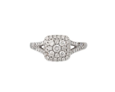 Lot 95 - A DIAMOND CLUSTER RING, the central diamond...