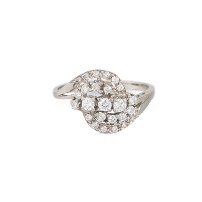 Lot 97 - A DIAMOND CLUSTER RING, of cross over cluster...
