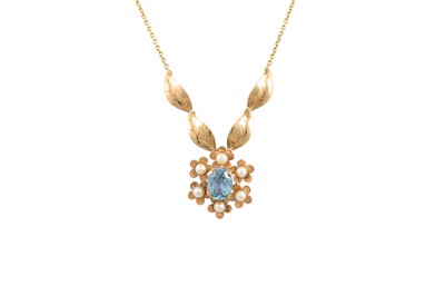 Lot 39 - A VINTAGE PEARL AND TOPAZ NECKLACE, the...