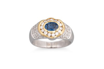 Lot 124 - A DIAMOND AND SAPPHIRE CLUSTER RING, the oval...