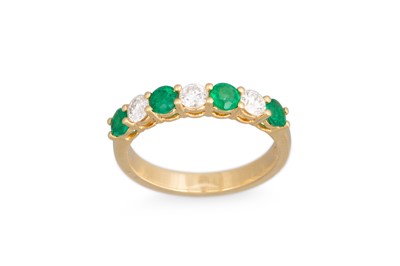 Lot 268 - AN EMERALD AND DIAMOND RING, set with...