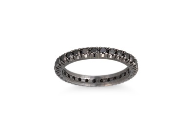Lot 270 - A BLACK DIAMOND FULL ETERNITY RING, set with...