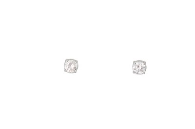 Lot 281 - A PAIR OF DIAMOND STUD EARRINGS, the brilliant...