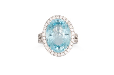Lot 282 - A DIAMOND AND AQUAMARINE CLUSTER RING, the...