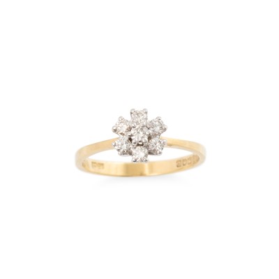 Lot 38 - A DIAMOND CLUSTER RING, mounted in 18ct yellow...