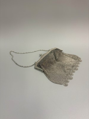 Lot 360 - A VINTAGE SILVER MESH LINK PURSE