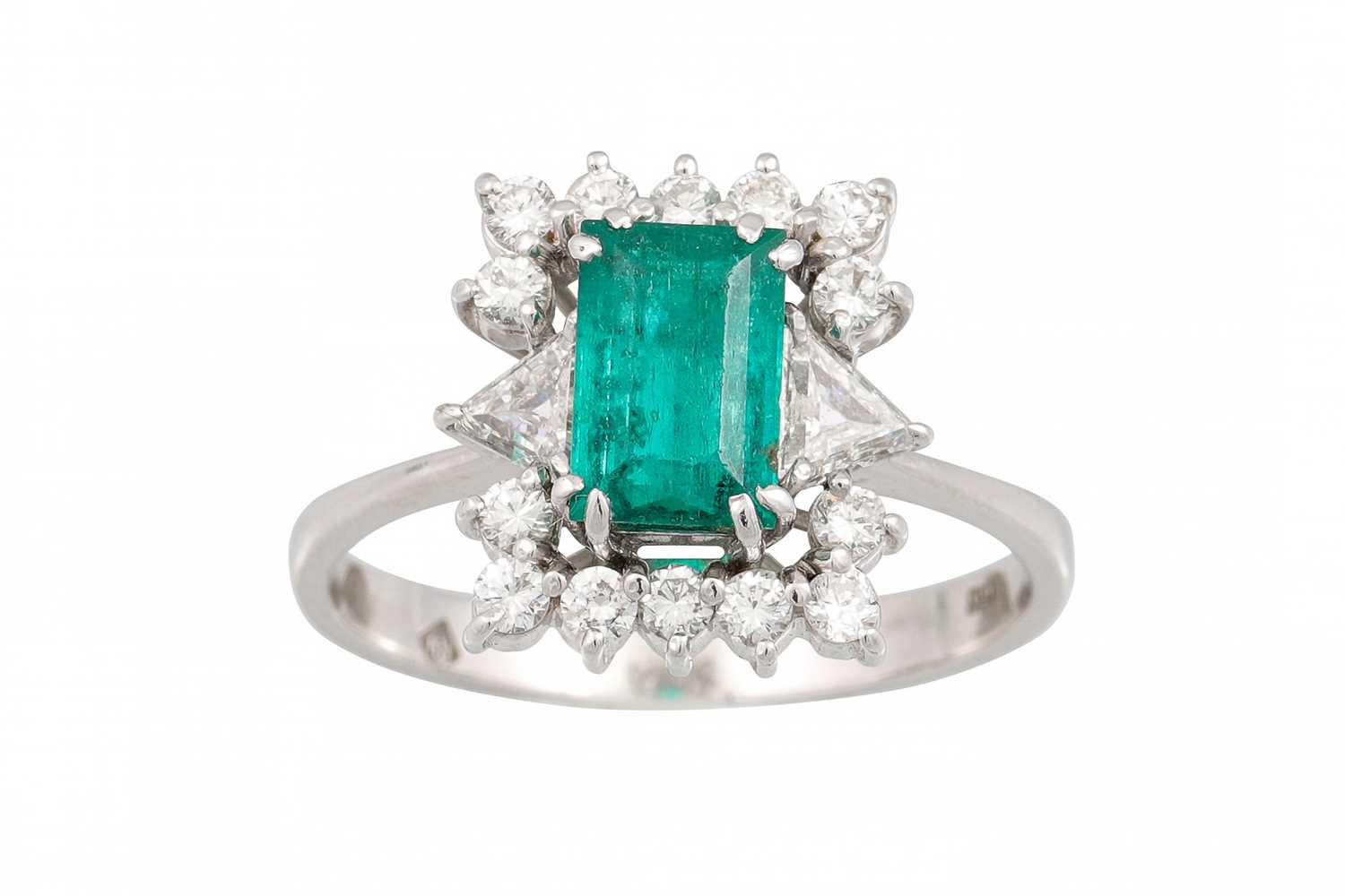 Lot 43 - AN EMERALD AND DIAMOND CLUSTER RING, the trap...