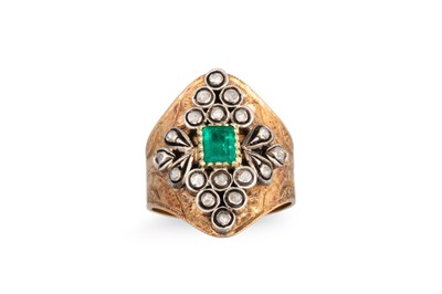 Lot 212 - A VINTAGE EMERALD AND ROSE CUT DIAMOND CLUSTER...