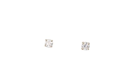 Lot 292 - A PAIR OF DIAMOND STUD EARRINGS, the brilliant...