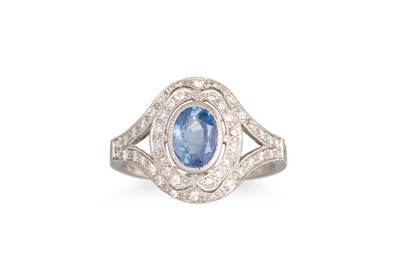 Lot 248 - A SAPPHIRE AND DIAMOND PLAQUE RING, the oval...