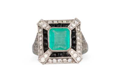 Lot 251 - AN EMERALD, ONYX AND DIAMOND CLUSTER RING, the...