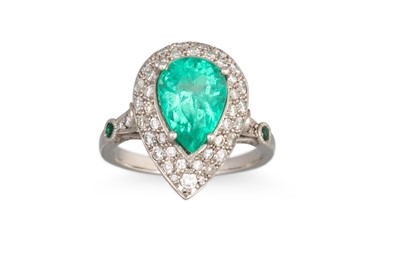 Lot 253 - AN EMERALD AND DIAMOND CLUSTER RING, the pear...