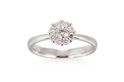 Lot 183 - A DIAMOND CLUSTER RING, the brilliant cut...