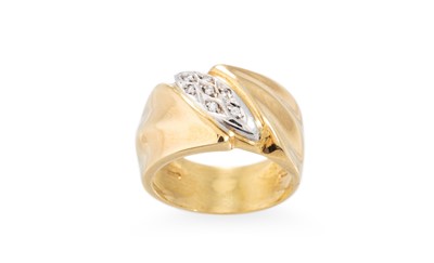 Lot 197 - A VINTAGE DIAMOND RING, mounted in 18ct yellow...
