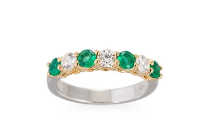 Lot 200 - A DIAMOND AND EMERALD SEVEN STONE RING, the...