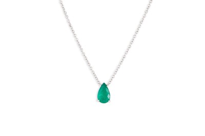 Lot 201 - AN EMERALD PEAR CUT PENDANT ON A CHAIN,...
