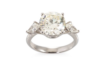 Lot 237 - A DIAMOND SOLITAIRE RING, the brilliant cut...