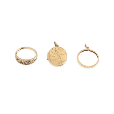 Lot 398 - A STONE SET RING, together with a sovereign...