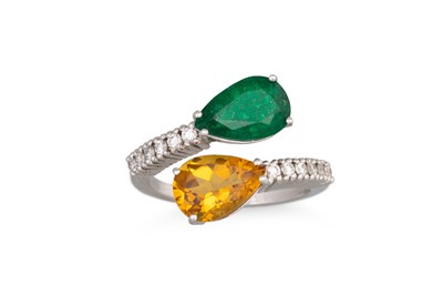 Lot 193 - A CITRINE, EMERALD AND DIAMOND CROSSOVER RING,...