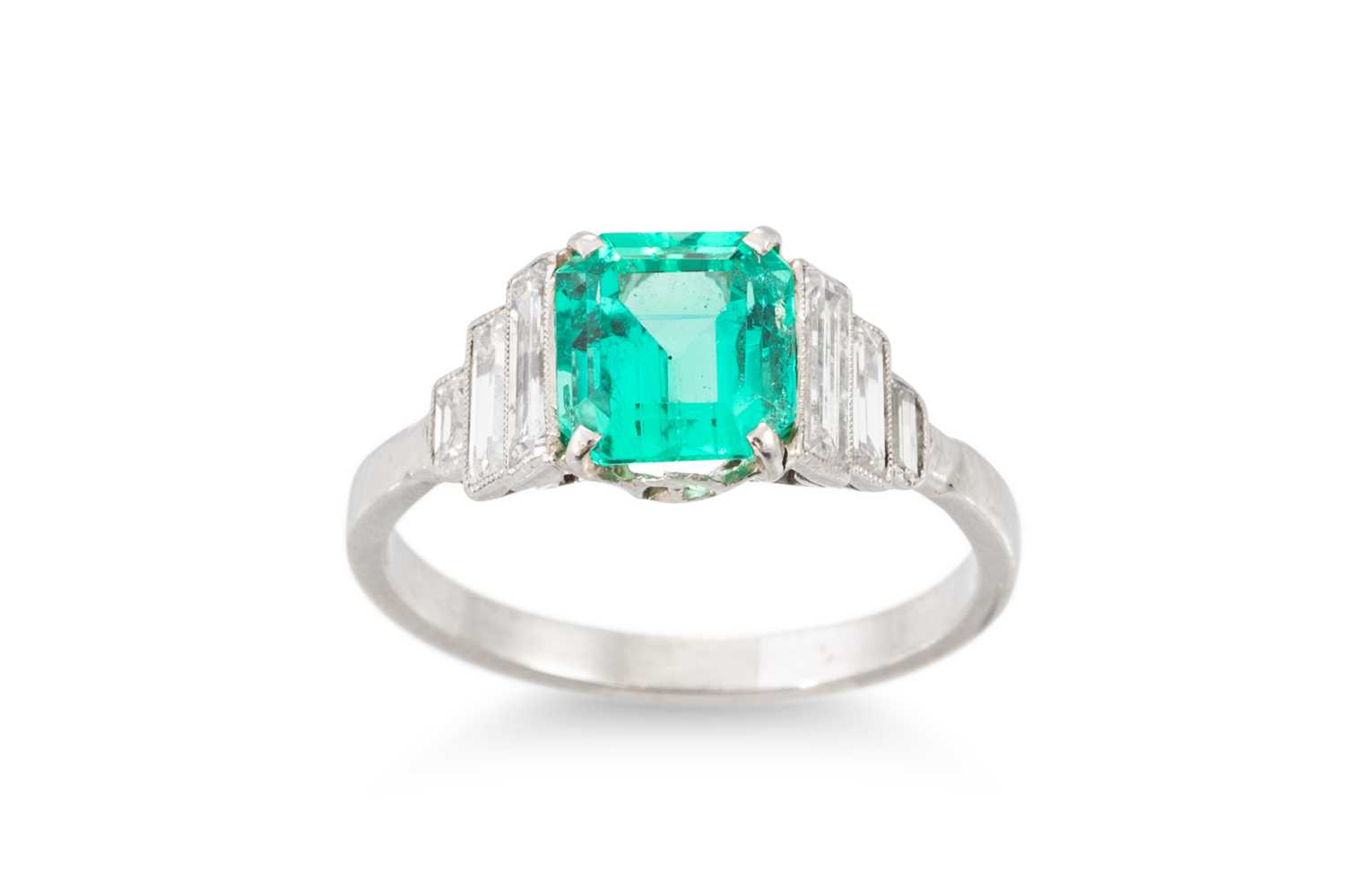 Lot 163 - AN EMERALD AND DIAMOND ART DECO STYLE CLUSTER...
