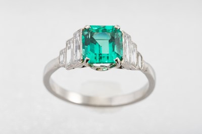 Lot 163 - AN EMERALD AND DIAMOND ART DECO STYLE CLUSTER...