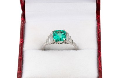 Lot 163 - AN EMERALD AND DIAMOND ART DECO STYLE CLUSTER...