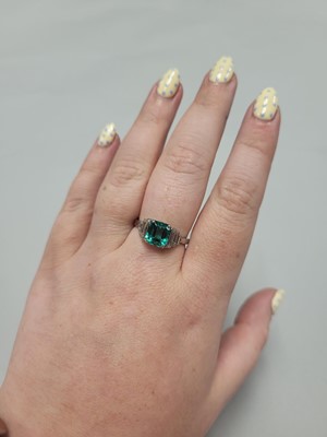 Lot 163 - AN EMERALD AND DIAMOND ART DECO STYLE CLUSTER...