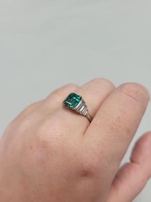 Lot 163 - AN EMERALD AND DIAMOND ART DECO STYLE CLUSTER...